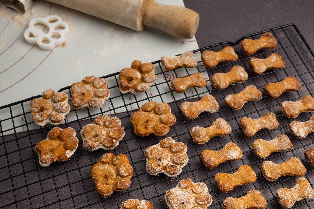 Biscotti per cani fatti in casa.