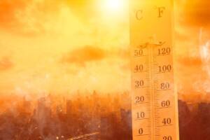 caldo torrido in città segnalato da un termometro