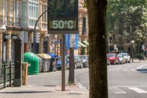 un termometro che segna 50 gradi in città