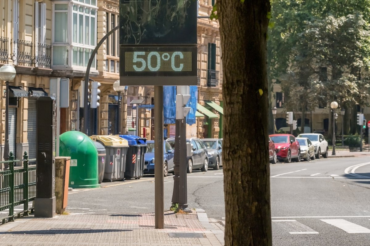 un termometro che segna 50 gradi in città