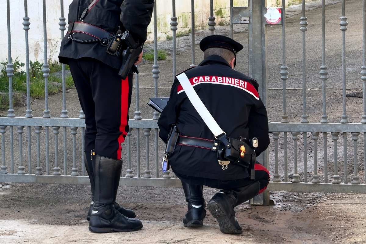 due carabinieri in divisa durante un'ispezione