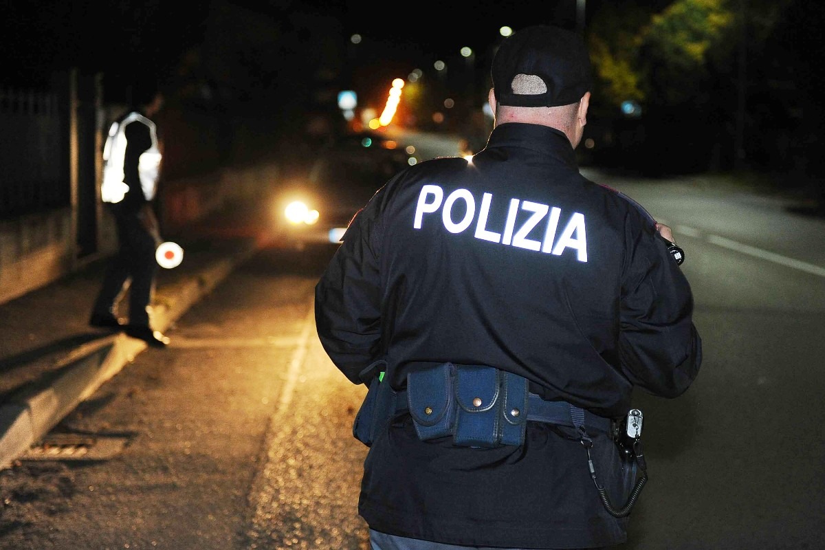 polizia stradale blocca un'auto