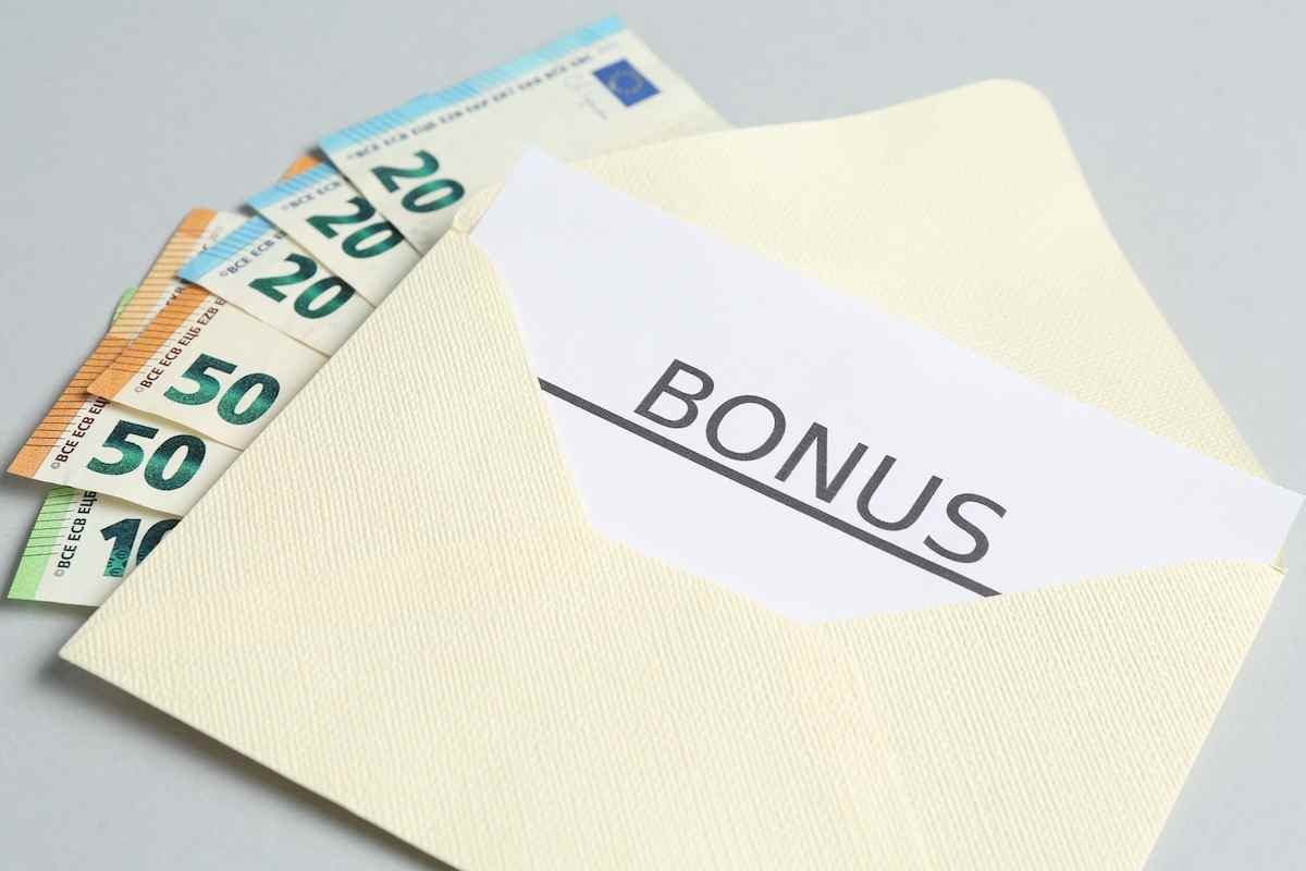 una busta con la scritta bonus e delle banconote in euro