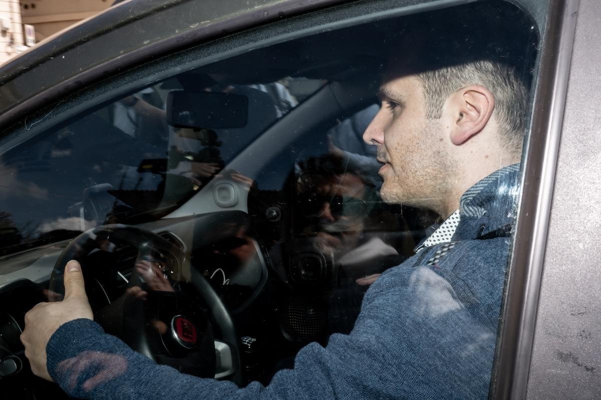 Andrea Sempio fotografato mentre è alla guida di una vettura