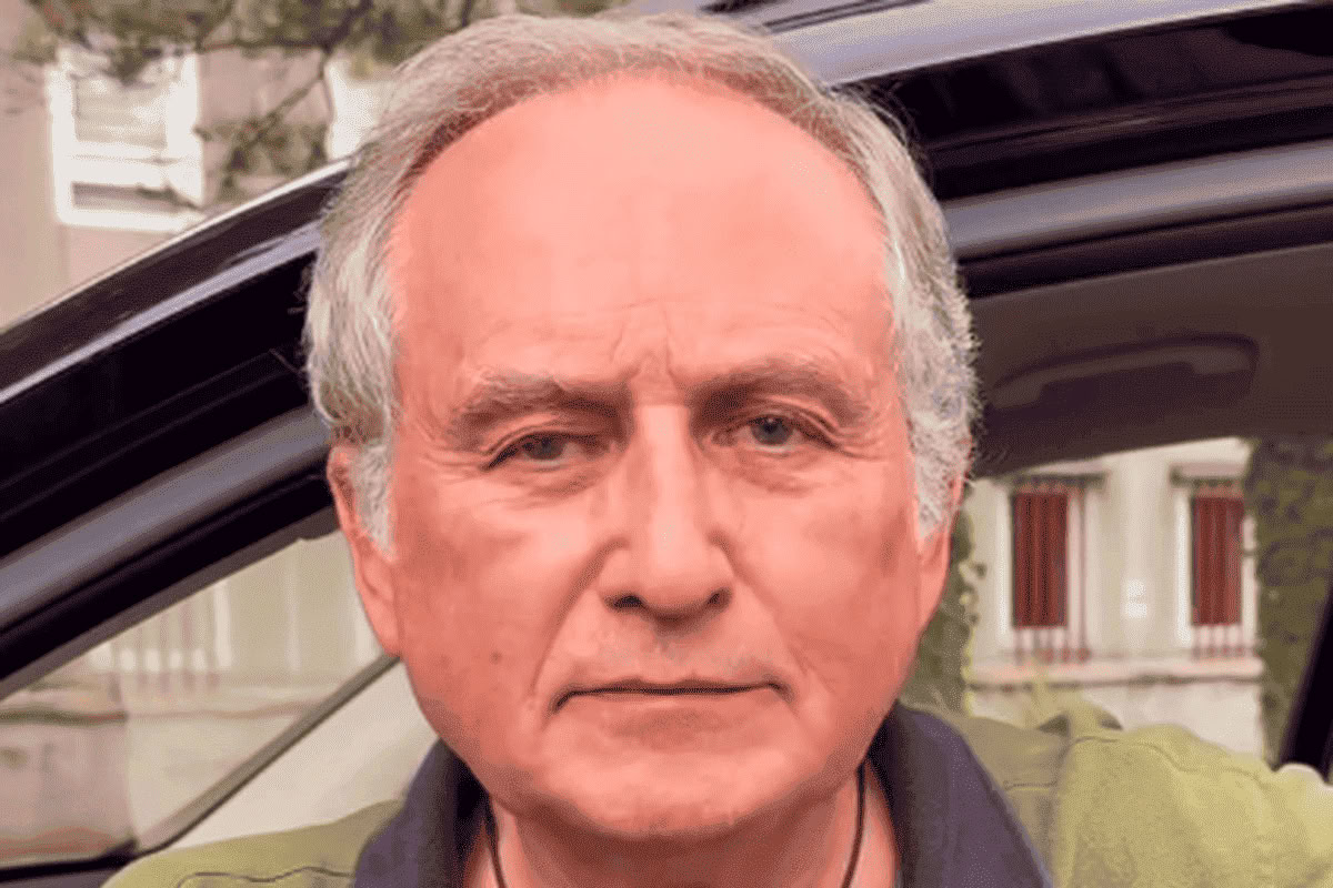 primo piano di Mario Roggero che parla sui social
