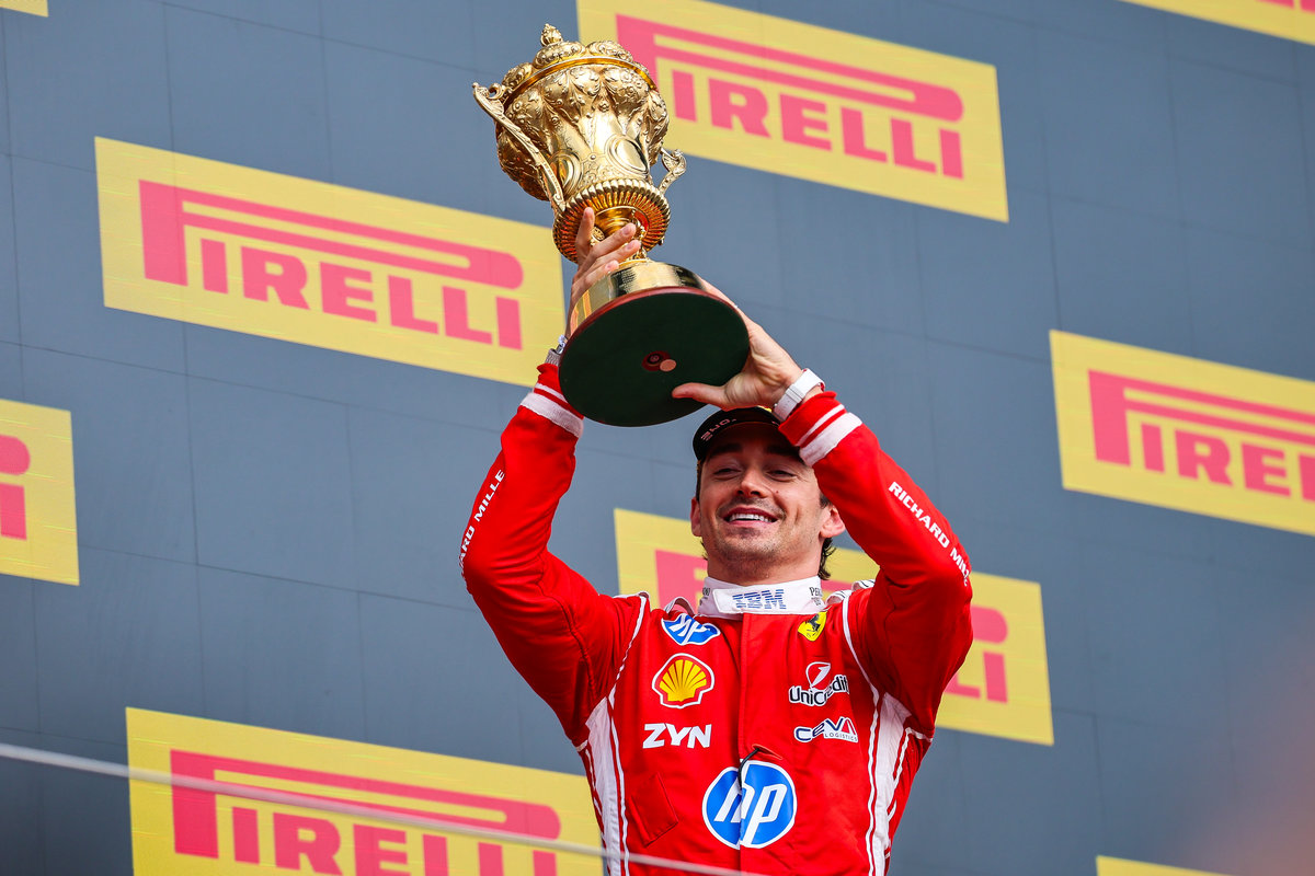 Charles Leclerc alza il premio dopo la vittoria in F1 del GP di Silverstone 2026