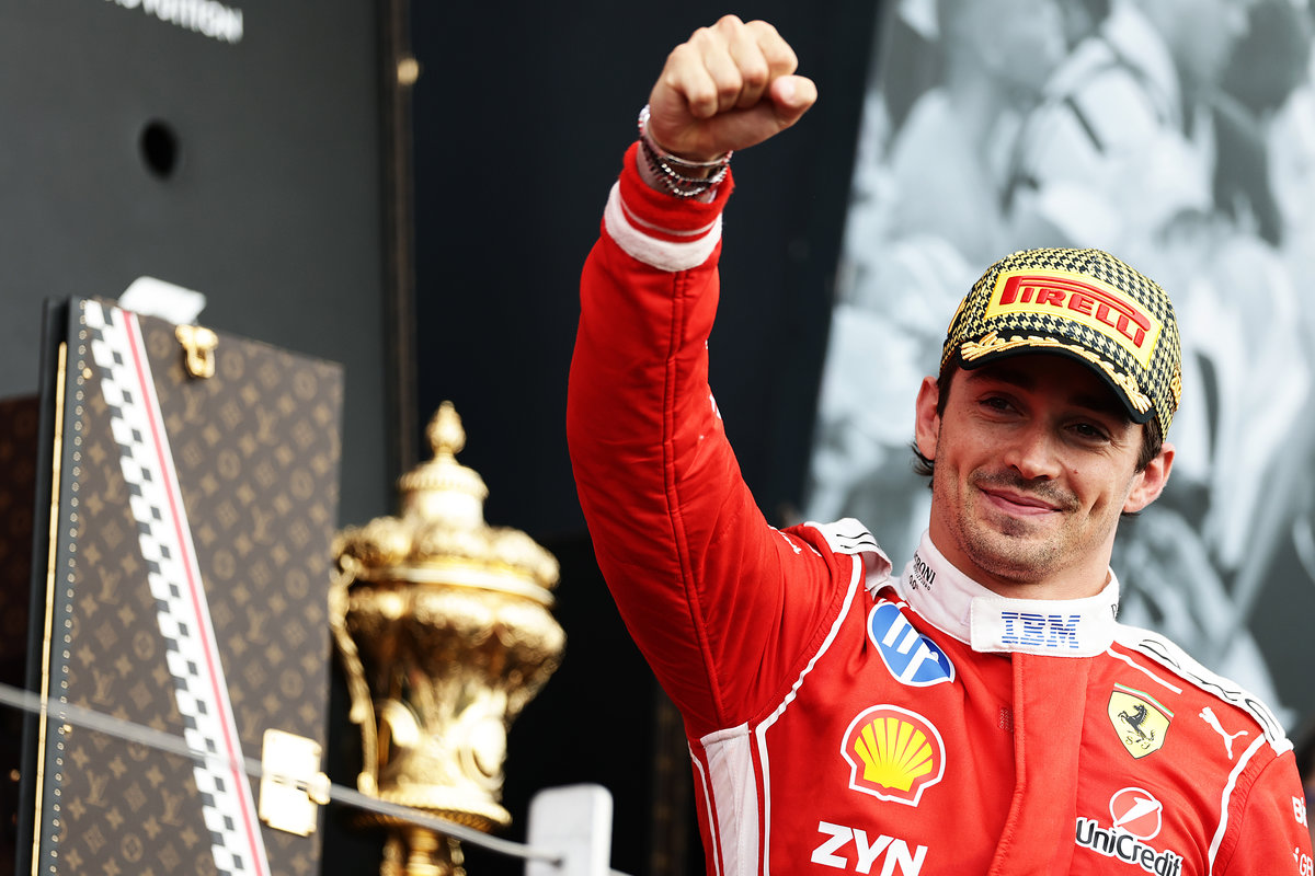 Charles Leclerc col pugno alzato dopo la vittoria in F1 con la Ferrari a Silverstone 2026