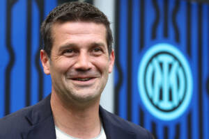 l'allenatore dell'Inter Cristian Chivu sorridente