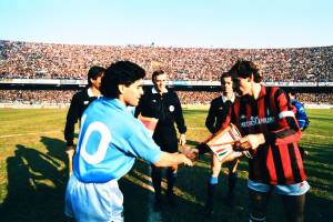 Diego Armando Maradona e Franco Baresi durante Napoli-Milan