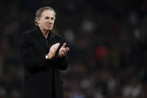 Franco Baresi a San Siro applaude ai tifosi