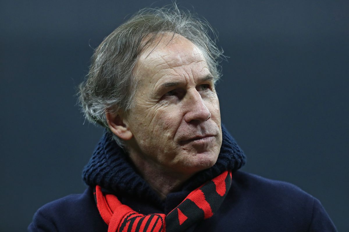 la leggenda del calcio Franco Baresi con la sciarpa del Milan