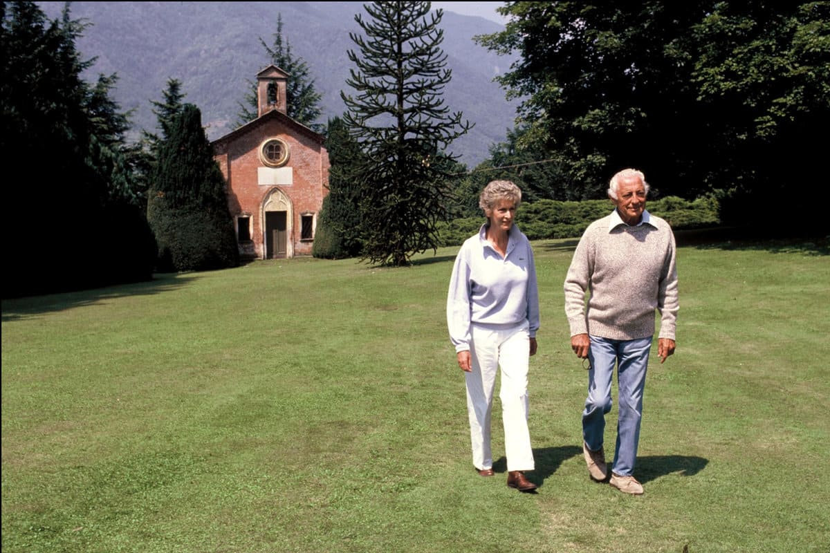 Gianni Agnelli e Marella Agnelli a Torino camminano sul prato verde