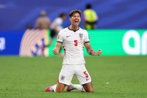 il difensore dell'Inghilterra John Stones al Mondiale 2026 esulta sul campo in ginocchio