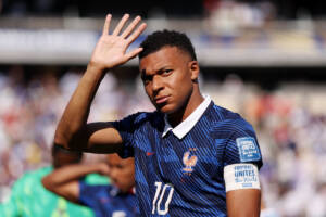 l'attaccante della Francia Kylian Mbappé saluta con la mano ai Mondiali di calcio 2026