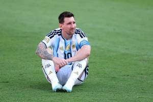 Lionel Messi seduto sul prato piange dopo la finale del Mondiale 2026 persa