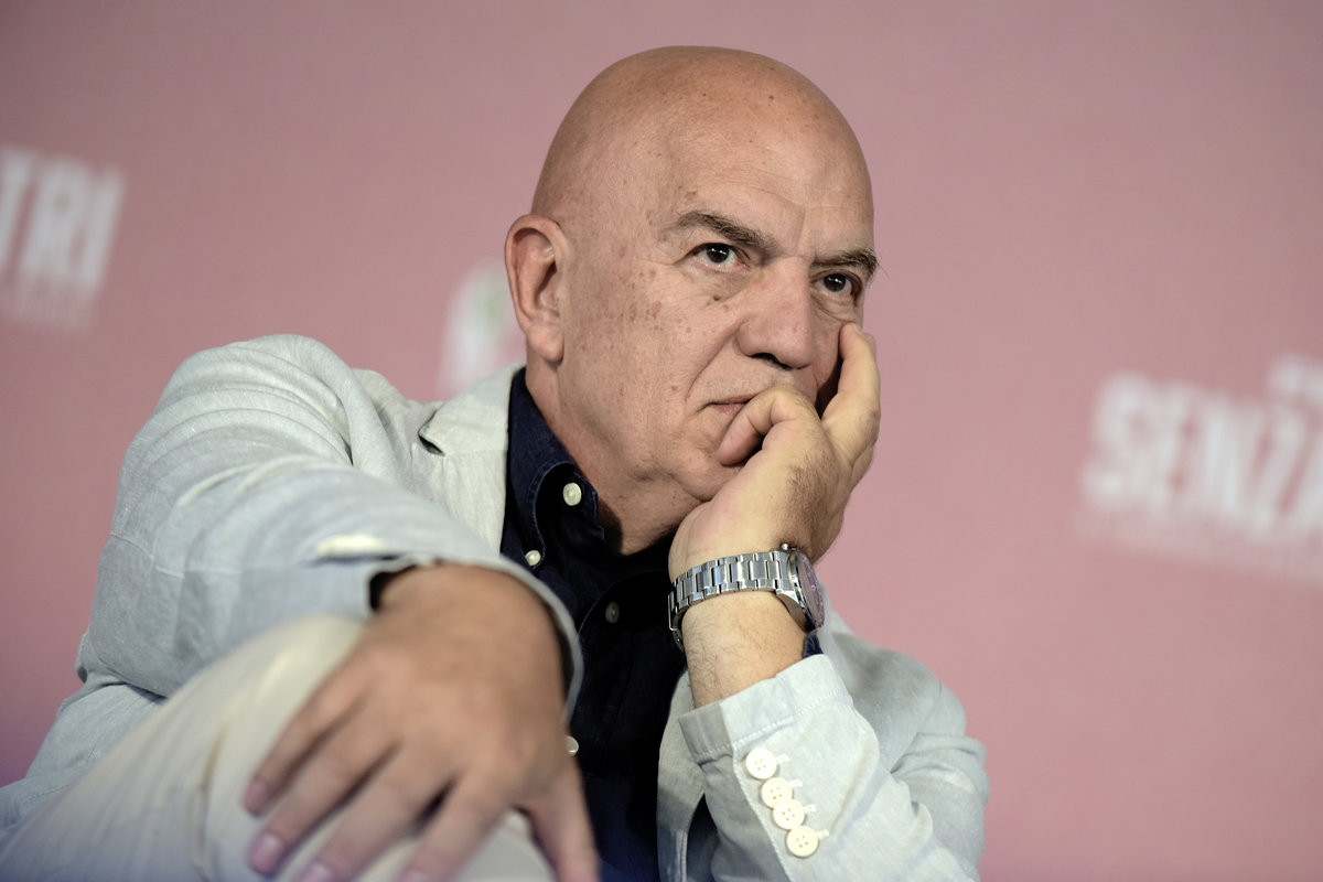 primo piano di Marco Rizzo con la mano appoggiata sul mento