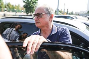 Mario Roggero scende dall'auto per dirigersi al carcere di Bollate