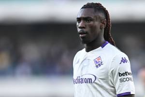 primo piano dell'attaccante Moise Kean con la maglia della Fiorentina in trasferta