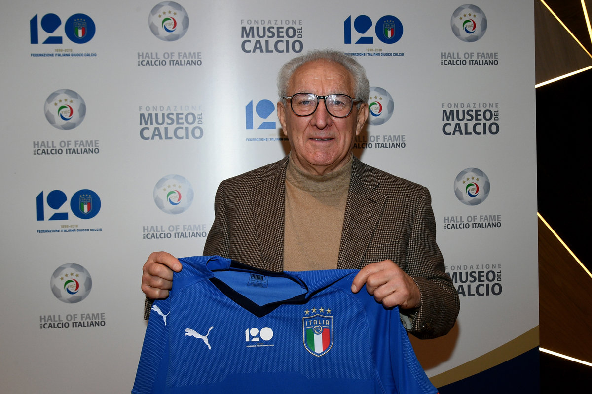 l'allenatore Osvaldo Bagnoli con la maglia celebrativa della Nazionale italiana