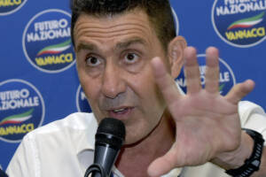 Roberto Vannacci discute con la mano alzata ad un evento di Futuro Nazionale