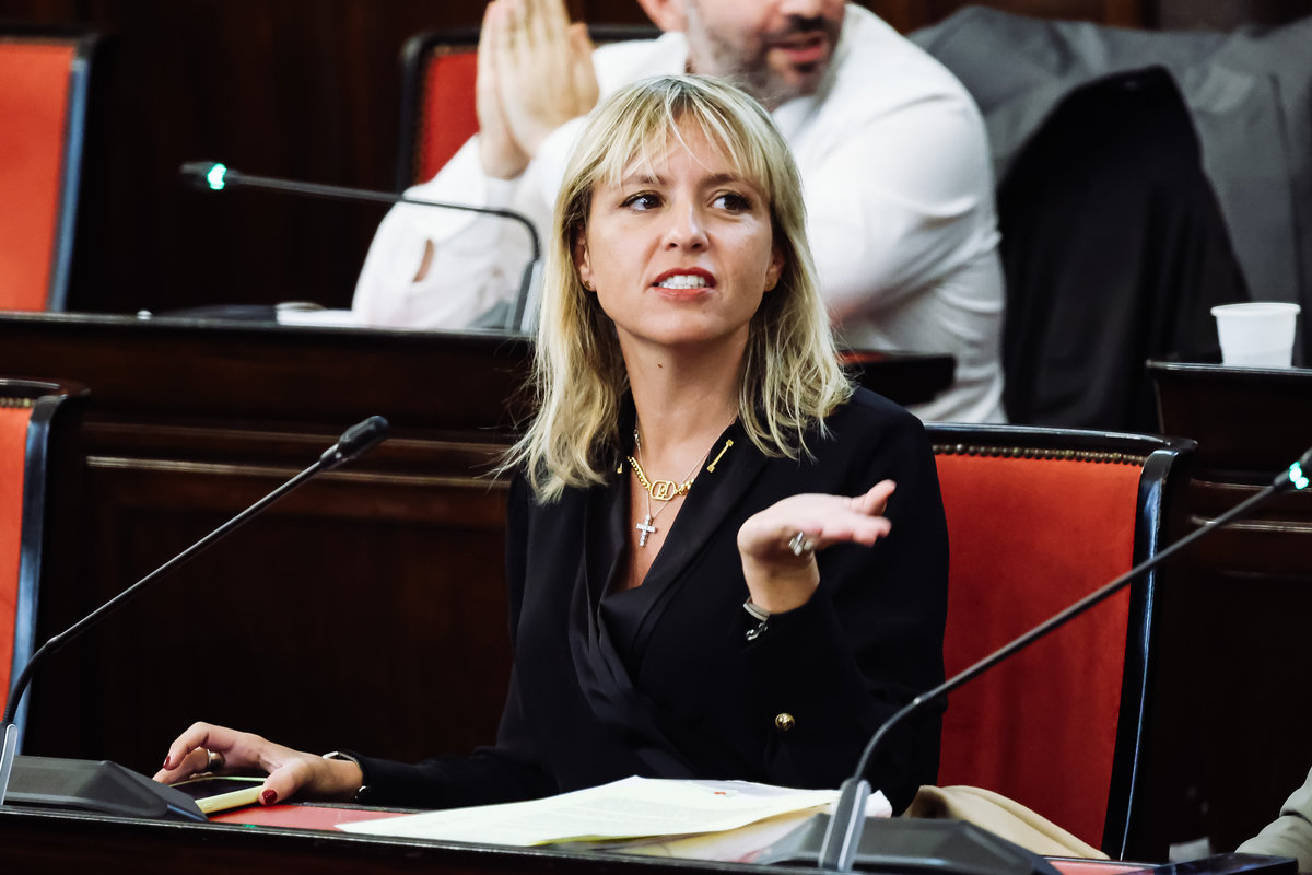 Silvia Sardone discute con la mano alzata