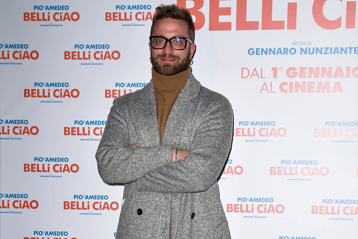 il volto tv de Le Iene Stefano Corti con una giacca grigia