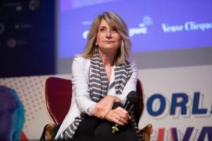 la giornalista Tiziana Ferrario parla ad un evento col microfono in mano