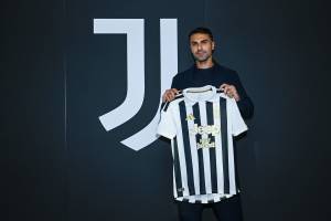 presentazione di Zeki Celik alla Juventus con la maglia bianconera