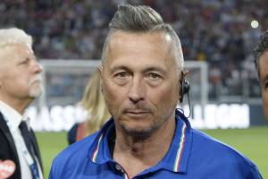 Paolo Belli intervistato indossa un auricolare