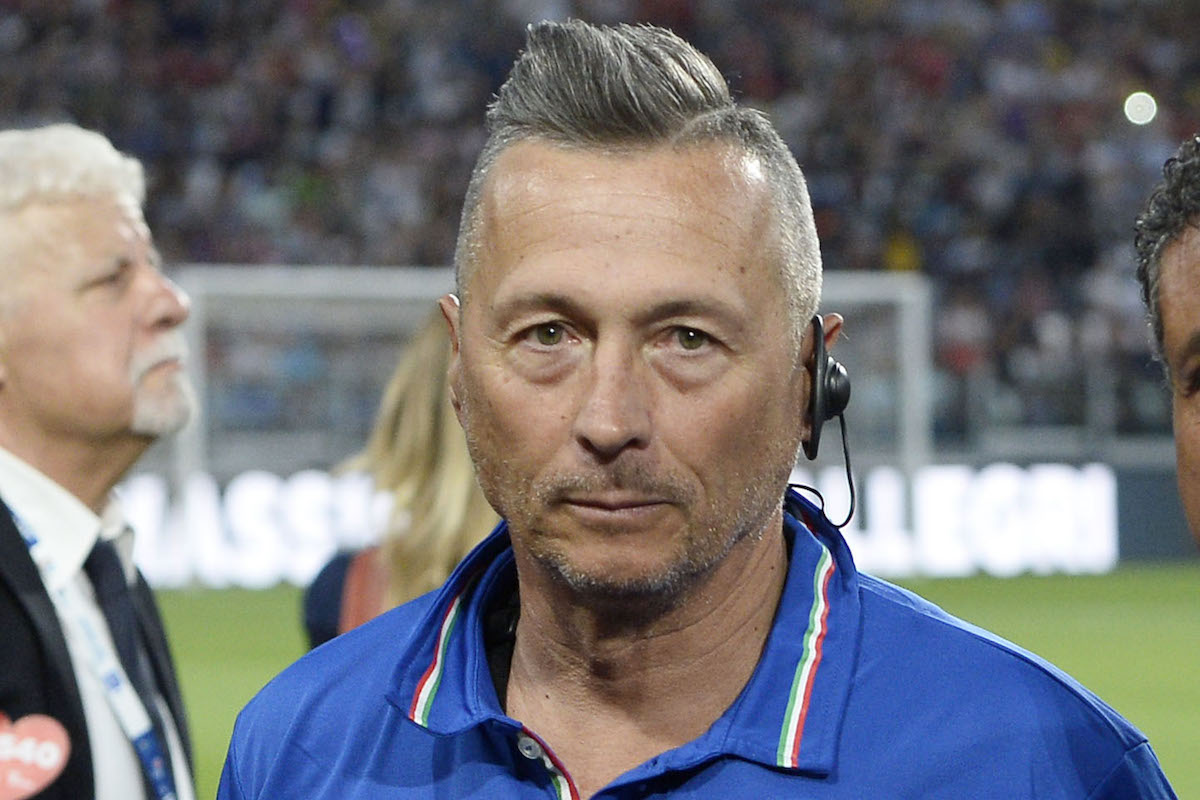 Paolo Belli intervistato indossa un auricolare