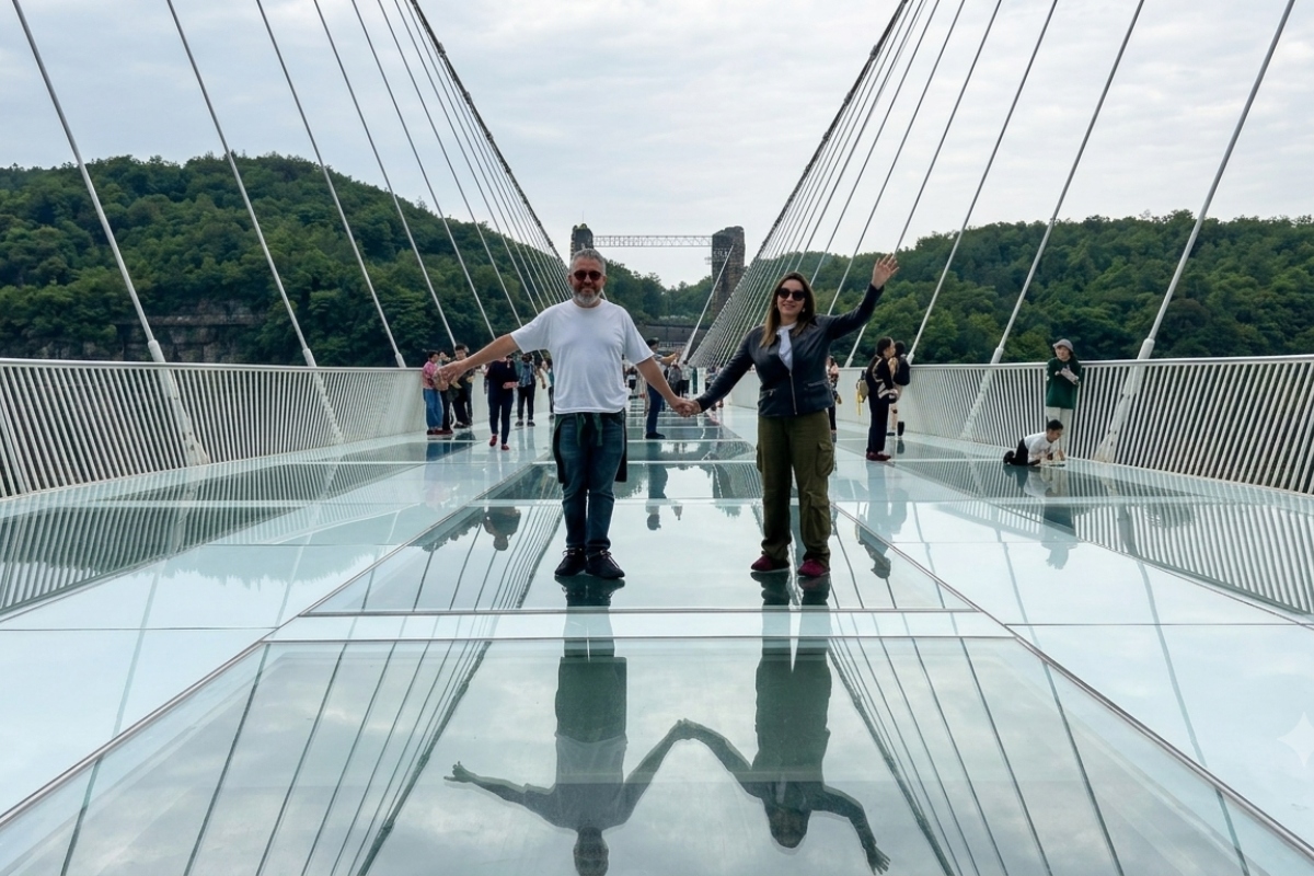Ragazzi che passeggiano su un ponte