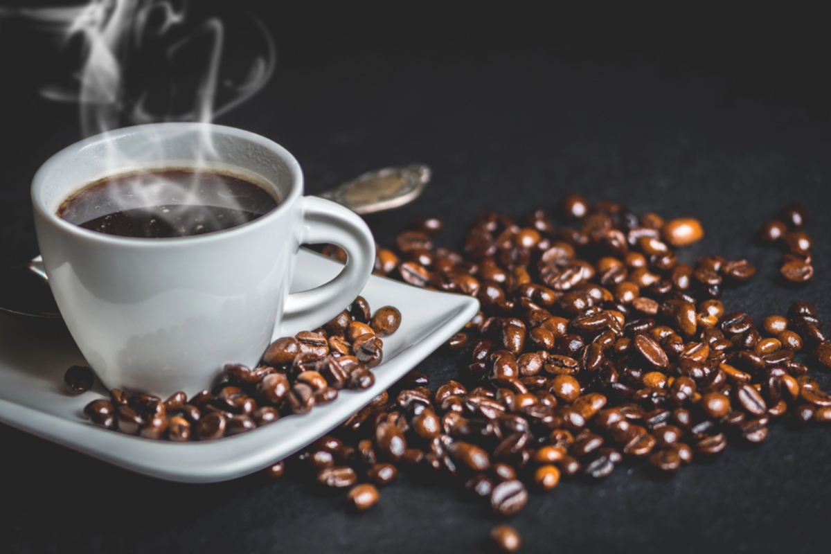 Tazzina con grani di caffè