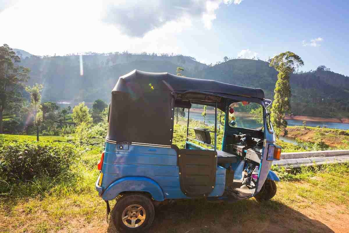 un tuk-tuk azzurro in mezzo alla natura