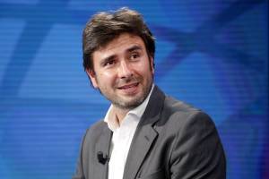 Alessandro Di Battista con una giacca discute di politica nel corso di una trasmissione televisiva
