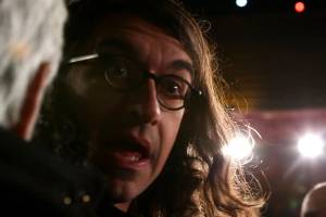 primo piano di Gabriele Paolini con gli occhiali mentre parla