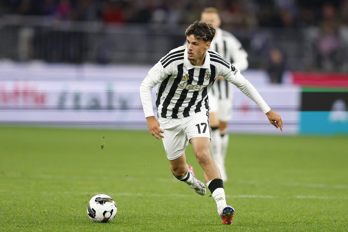 Kerim Alajbegovic in amichevole con la maglietta della Juventus con il numero 17