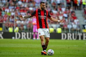 Mario Gila gioca con la maglia del Milan