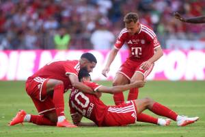 Saibari e Kimmich aiutano Musiala che si sta accasciando a terra