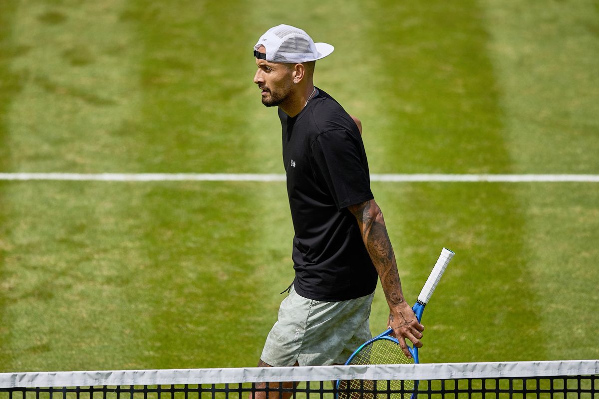 il tennista australiano Nick Kyrgios indossa una maglia nera