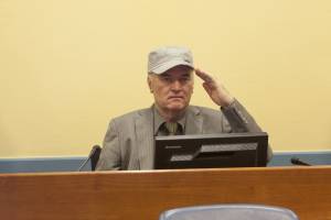 l'ex comandante Ratko Mladic fa il saluto militare con la mano