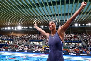 Sara Curtis esulta dopo l'oro vinto agli Europei di nuoto in Francia
