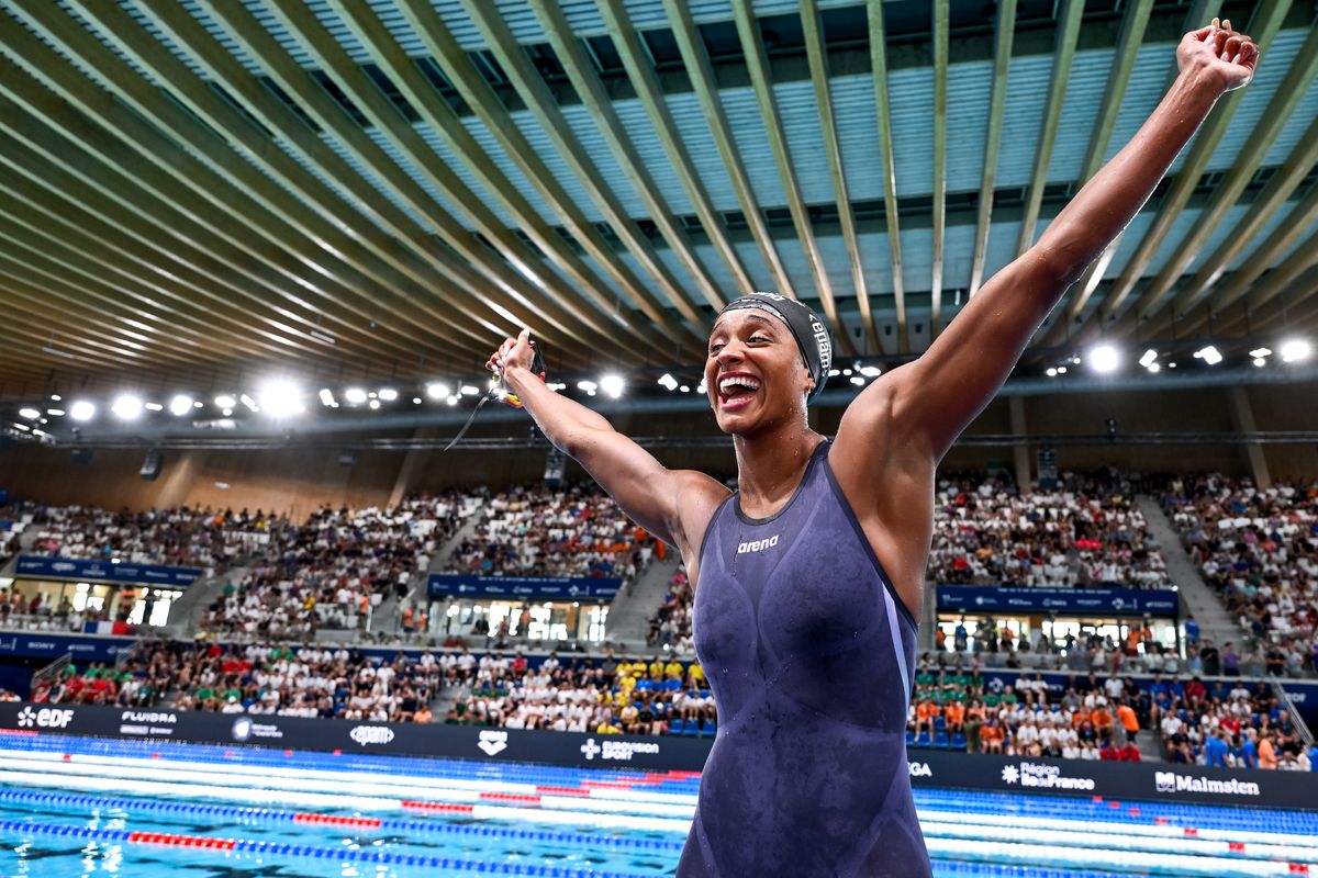 Sara Curtis esulta dopo l'oro vinto agli Europei di nuoto in Francia