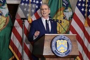 il segretario del Tesoro degli Stati Uniti Scott Bessent parla in pubblico