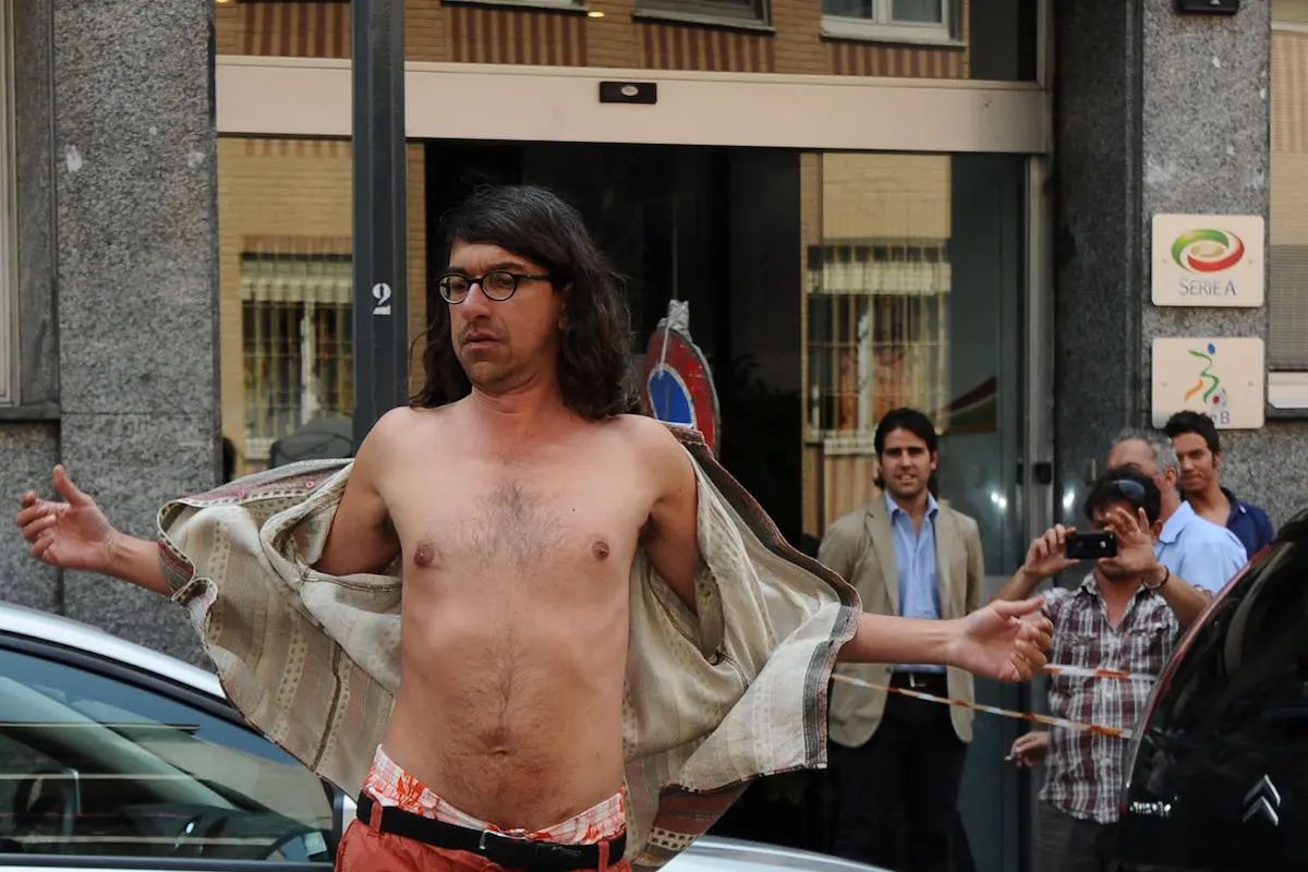 il disturbatore Gabriele Paolini a petto nudo si fa fotografare e filmare in pubblico