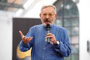 l'attore e volto tv Leo Gullotta parla in pubblico
