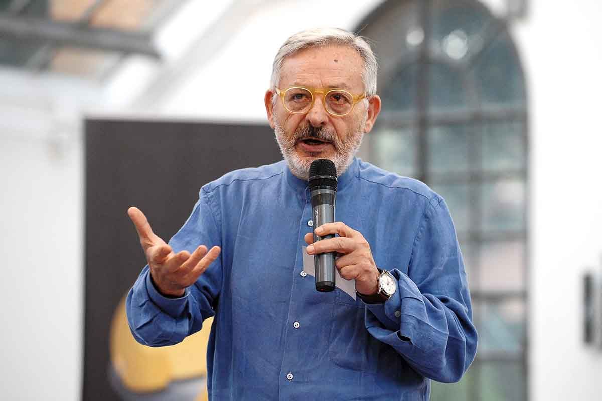 l'attore e volto tv Leo Gullotta parla in pubblico