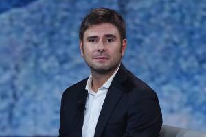 Alessandro Di Battista ospite della trasmissione Che Tempo Che Fa in giacca nera e camicia bianca