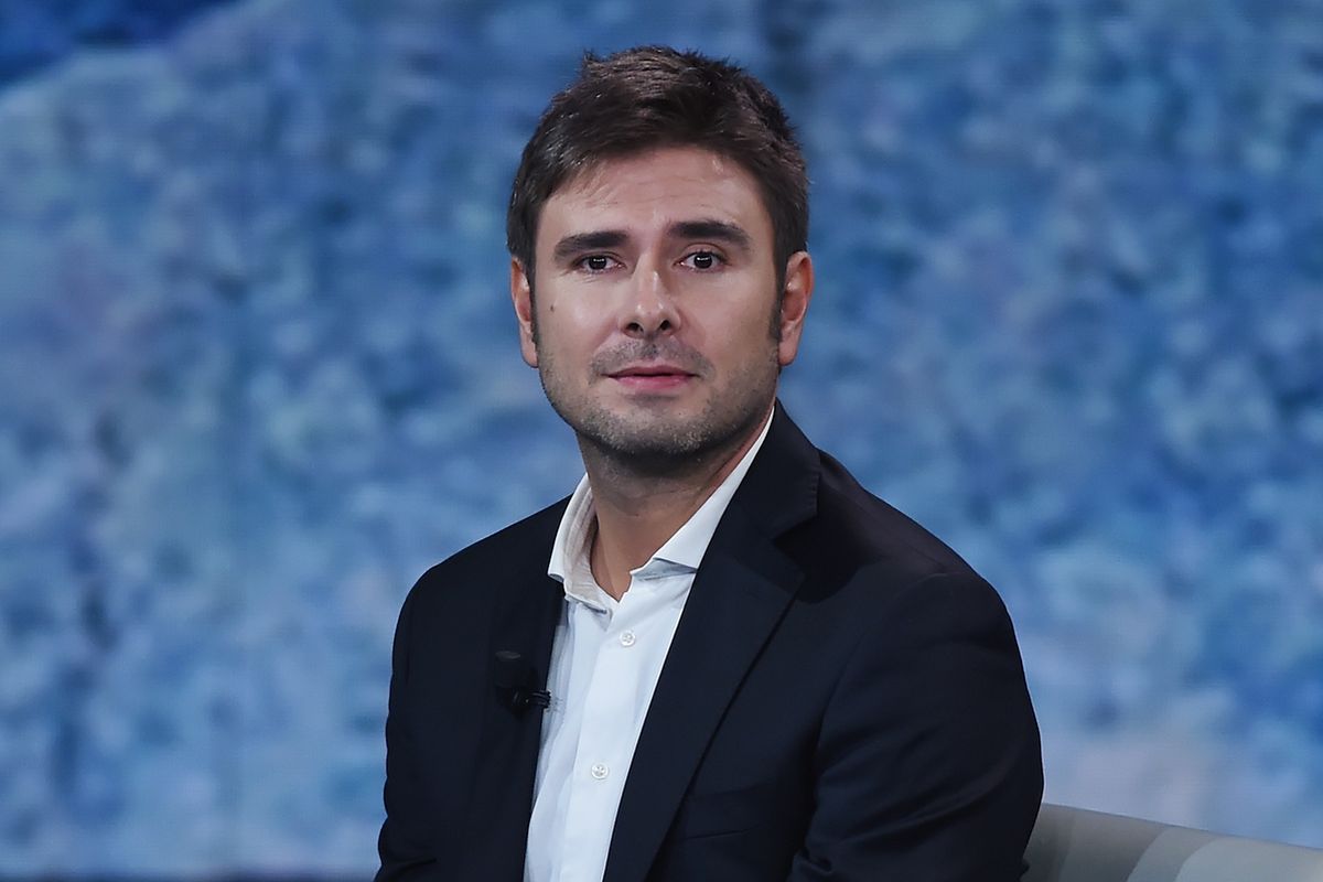 Alessandro Di Battista ospite della trasmissione Che Tempo Che Fa in giacca nera e camicia bianca