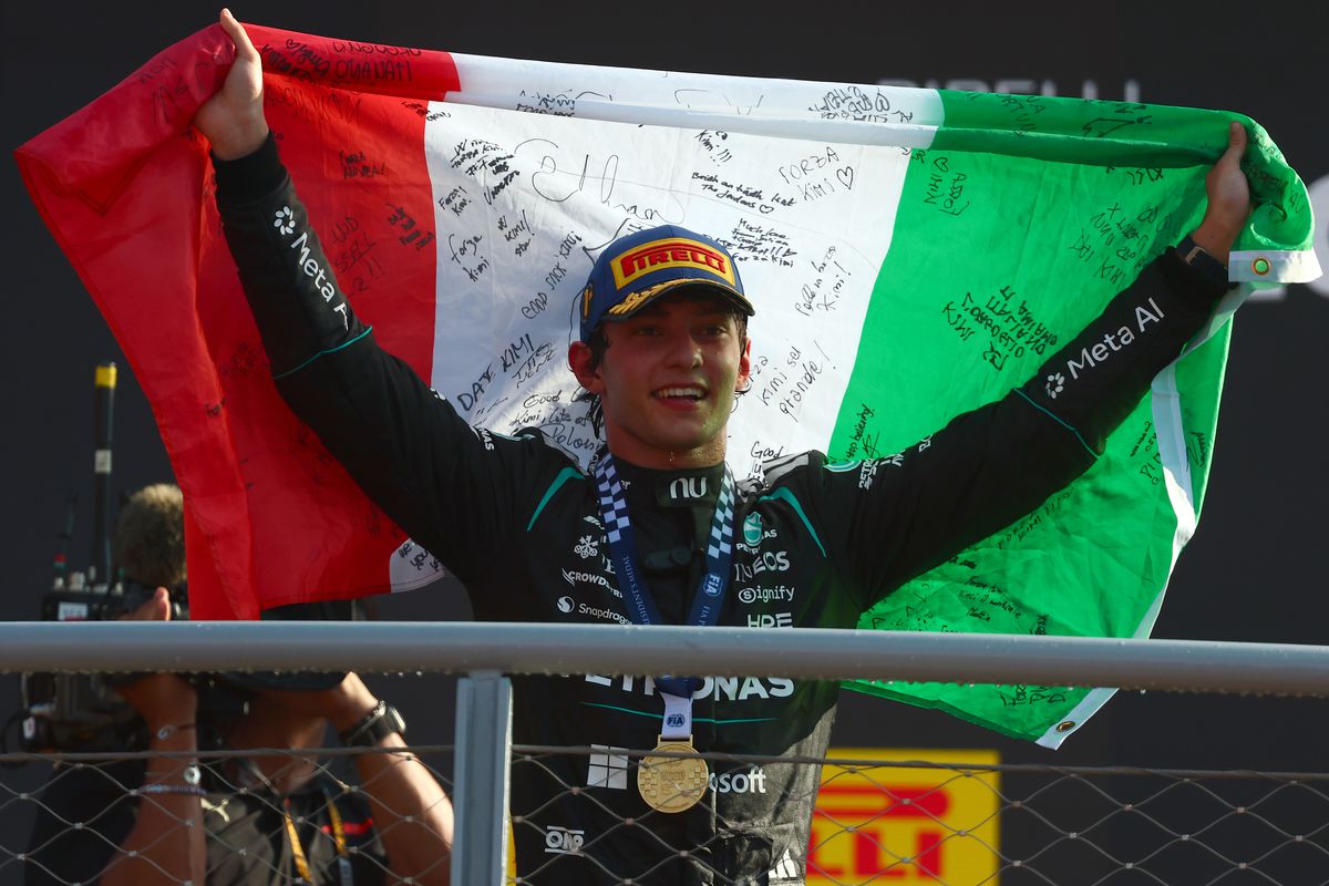 Andrea Kimi Antonelli vince il GP di Monza 2026 e festeggia sul podio con la bandiera italiana