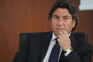l'avvocato Antonio De Rensis in giacca e cravatta